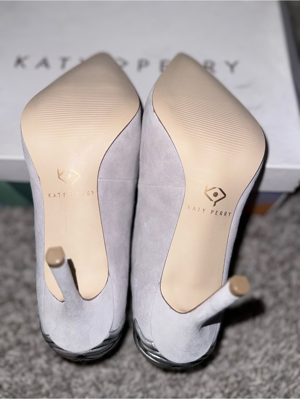 Katy Perry The Starling Grey Suede Wing Pumps • Size 7.5M - Picture 4 of 7